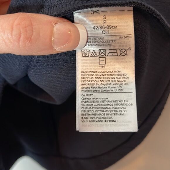 Banana Republic Flower Broach Crepe Navy Top. Size Small. - Picture 9 of 10